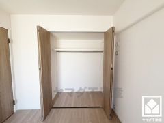 クローゼットは奥行きがあるので、収納力も申し分ありません。お洋服はもちろん、スーツケースなどの大物もしっかり収納できます。