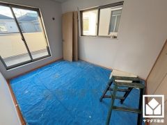 約6帖の2階北側洋室です。全居室2面採光。明るい陽光がたっぷり差し込む心地よい生活空間です。