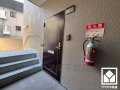 シンプルで洗練された玄関デザイン。帰るたびにホッとできる、心地よい住まいの入り口。