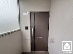 シンプルで洗練された玄関デザイン。帰るたびにホッとできる、心地よい住まいの入り口。