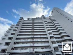 キッチンは空間を有効活用できる壁付けタイプ。