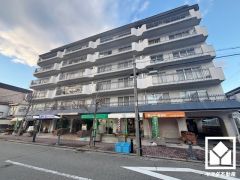 阪神電鉄本線「甲子園」駅まで徒歩約10分、阪急電鉄今津線「今津」駅まで徒歩約21分、阪神電鉄武庫川線「東鳴尾」駅まで徒歩約29分の立地。