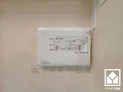 パナソニックの「まとめてねットギガ」搭載。こちらのパネルにONUやルーターを接続すると、各部屋のLAN用モジュラージャックからインターネットに接続できるようになり配線がスッキリします。