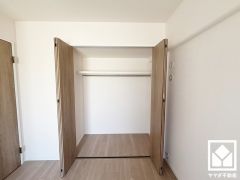 クローゼットは奥行きがあるので、収納力も申し分ありません。お洋服はもちろん、スーツケースなどの大物もしっかり収納できます。