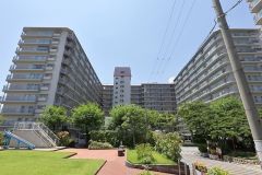 重厚感のあるファサードが、洗練された暮らしを予感させる。街並みに馴染みながらも、ひときわ目を引く存在感。