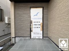 シンプルで洗練された玄関デザイン。帰るたびにホッとできる、心地よい住まいの入り口。