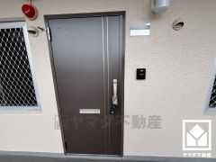 シンプルで洗練された玄関デザイン。帰るたびにホッとできる、心地よい住まいの入り口。