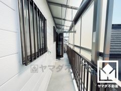 屋根付きバルコニーあり。急な雨の日も安心ですね。