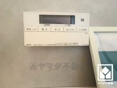 ボタン1つで自動でお湯張りができるオートバス機能付き。追い炊き機能もございますので、いつでも温かいお風呂に入ることができます。