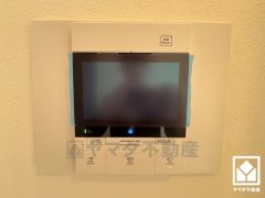 突然の来訪時でも安心なモニター付きインターホンを完備。お留守番中のお子様でも簡単に来訪者の確認ができます。