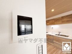 突然の来訪時でも安心なモニター付きインターホンを完備。お留守番中のお子様でも簡単に来訪者の確認ができます。