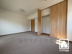 洋室、LDKは防音性、保温性に優れたカーペット敷き詰めとなっております。防滑性、クッション性も高く、転倒への備えになります。ご高齢の方や、子育て世帯の方にもお勧めです。