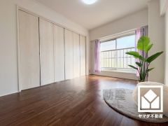 約6帖の南側洋室です。バルコニーにつながるお部屋で、通風・陽当たり良好。リビングに隣接している為、開放感がある空間です。