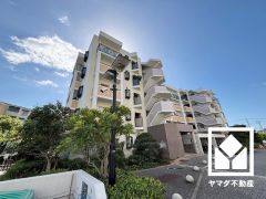 敷地内には植栽豊かな「高須東公園」がございます。大変広々とした公園で、春には桜が美しく咲き誇ります。道路を挟んで滑り台やスプリング遊具が設置された「高須南公園」もあり、子育て世帯の方にもお勧めです。