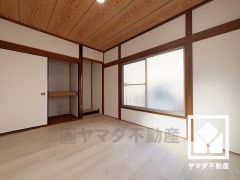 2階洋室です。バルコニーにつながるお部屋で、通風・陽当たり良好。