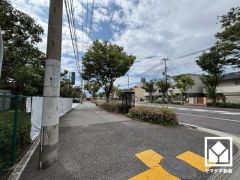 阪神電鉄本線「鳴尾・武庫川女子大前」駅まで徒歩約12分、阪神電鉄武庫川線「東鳴尾」駅まで徒歩約13分の立地。