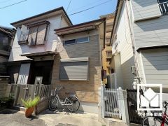 玄関横には複数台分のゆとりがある駐輪スペースがございます。