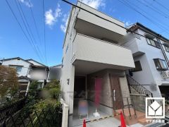 落ち着いた色合いと直線的な美しさが調和したモダンな外観。帰るたびに安心感を感じられる佇まい。