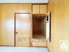 クローゼットは奥行きがあるので、収納力も申し分ありません。