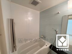 ゆったり足が伸ばせるので、毎日の疲れを癒やすバスタイムを実現。