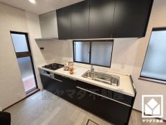 キッチンには窓がございますので、昼間は手元が明るく、お料理がはかどります。