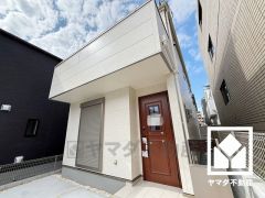 白を基調とした清潔感のある外観。帰るたびに安心感を感じられる佇まい。2025年9月完成済。西宮市南甲子園5期、新築分譲地全3棟の3号棟となっております。