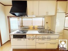 間取り図では東側にキッチンが設置されていますが、現地は北側出窓部分にキッチンが設置されています。キッチン横には勝手口があり、換気やゴミ出しなどに便利です。昼間は手元が明るく、お料理がはかどります。