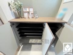 玄関にはシューズボックスを完備。家族の靴もしっかり収納できるので、玄関がいつも片付き、気持ちよくお客様を迎えられます。