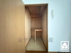 リビング・ダイニングルームにある押入は奥行きがあり、収納力も申し分ありません。