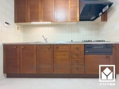 使いやすさとデザイン性を両立。木製の落ち着いたデザインが魅力のシステムキッチンです。