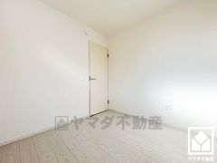 約4.5帖の洋室です。シンプルで使いやすい洋室、充実した暮らしが広がる住まい。