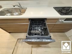 毎日の家事の負担を軽減でき、水道代の節約にもなる食器洗乾燥機付き。