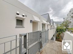 玄関周りに個性が生まれるポーチ付き。門扉がございますので、防犯面でも効果的です。