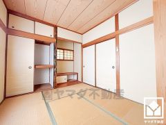 約6帖の2階和室です。陽光がたっぷり差し込む洗練された和の空間。温かみのある畳のスッキリとしたデザインが、暮らしを心地よく彩ります。