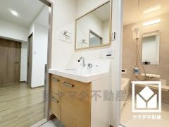 収納付きでスッキリお使い頂ける洗面台です。洗面ボウルが広めなので、忙しい朝でも身支度がしやすく時短になります。