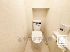明るく清潔感溢れるトイレです。温水洗浄便座付きで、季節を問わずいつでも温かい便座をお使いいただけます。