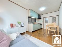 心地よい空間が広がるリビングで、家族みんなが快適に過ごせる時間を提供。