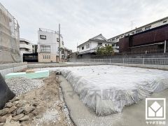 キッチンには床下収納がございます。災害時の非常食や食料品のストックなども保存できます。