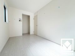 約5.6帖の2階洋室です。オープンクローゼットでおしゃれな「見せる」収納も可能です。扉がないため物の出し入れがしやすく、通気性が良いのもメリット。