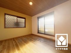 バルコニーにつながるお部屋で、通風・陽当たり良好です。