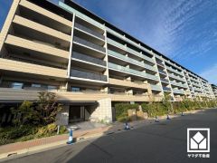 陽光に映える美しい外観。街並みに馴染みながらも、ひときわ目を引く存在感。