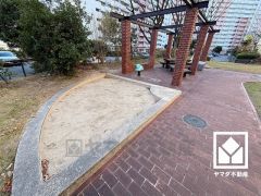 広々とした敷地内にはゆったりとした広場や砂場、すべり台・ブランコなどの遊具のある公園が数多く整備されており、子育て世帯の方にもお勧めです。