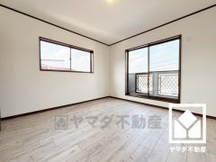 約8帖の洋室です。バルコニーにつながるお部屋で、通風・陽当たり良好。