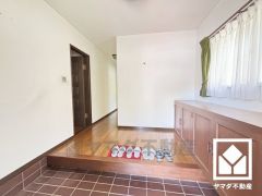 広々とした玄関が、住まいの第一印象を彩る。収納も充実し、すっきりとした空間でお客様をお迎えできます。