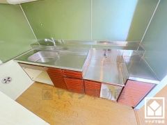 キッチンは空間を有効活用できる壁付けタイプ。都市ガス対応です。プロパンガスと比べて料金がやすいため、日々のランニングコストを抑えることができます。