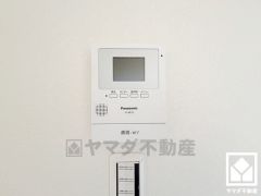 突然の来訪時でも安心なモニター付きインターホンを完備。お留守番中のお子様でも簡単に来訪者の確認ができます。