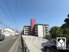 南西向きバルコニーで陽当たり、風通し良好。たっぷりの洗濯物も気持ちよく乾きます。高台にある5階建てマンションの最上階なので、大阪湾を一望できる開放的な景色が広がります。