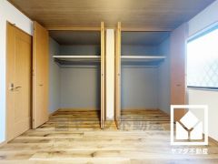 大容量の屋根裏収納や、階段下収納など他にも収納が多数あり、住空間を広々お使いいただけます。