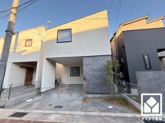 リビングや階段下にも収納スペースがあり、住空間を広々お使いいただけます。