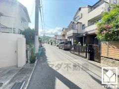 屋根裏収納付きだから、家の中をもっとスッキリ。季節の荷物や趣味の道具もしっかり収納。階段下などにも収納スペースがあり、住空間を広々お使いいただけます。